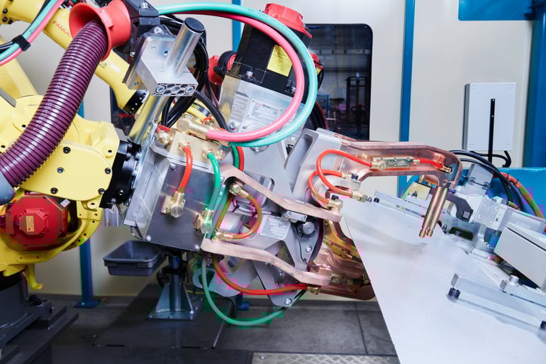 Automatisierte Fügeanlagen: Werkerlose Patch-Platine Fügeanlage für den automobilen Rohbau mit LEWA-SpeedLine Komponenten